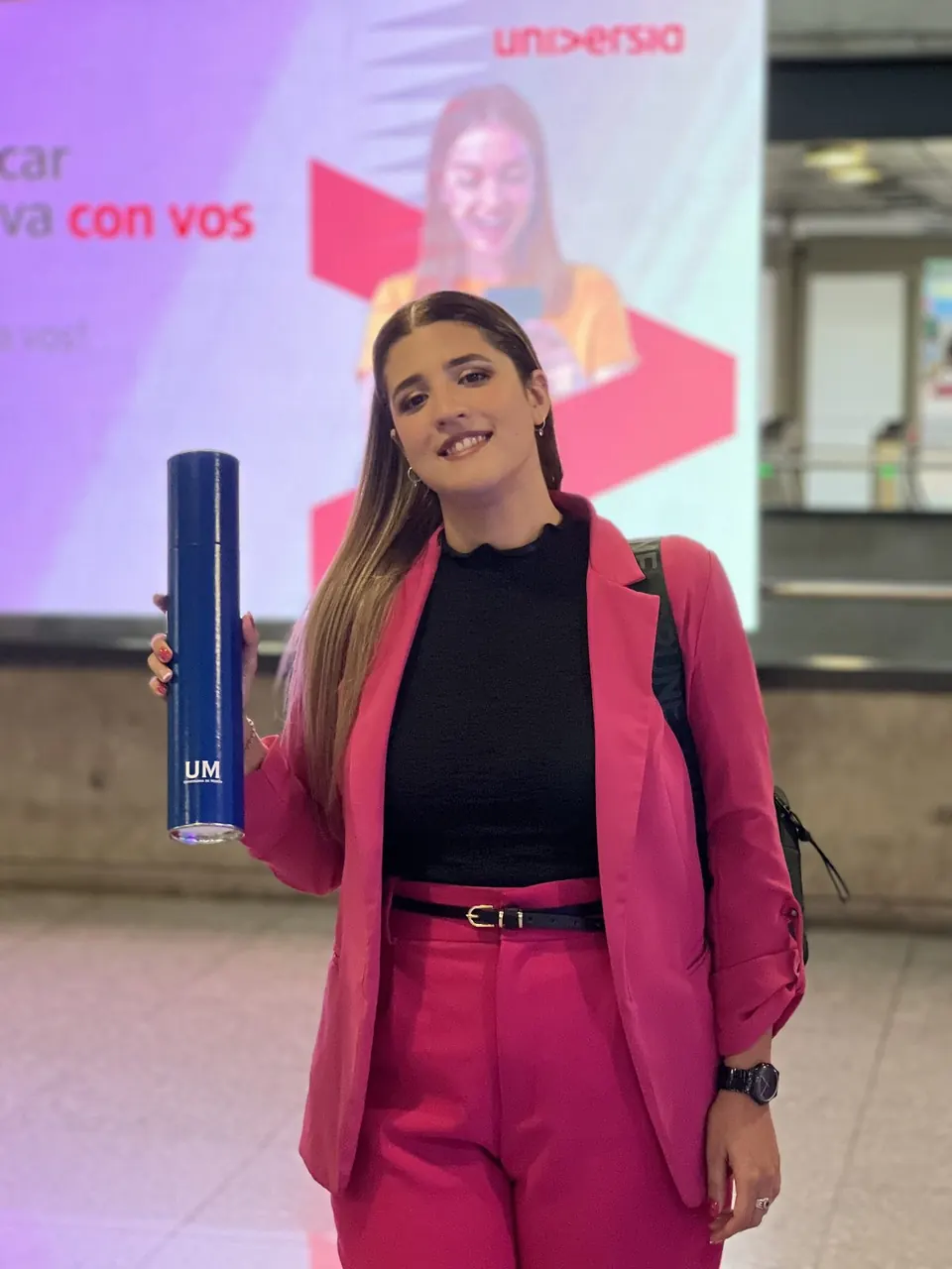 Belén García, Licenciada en Turismo, sonriendo con su diploma en la Universidad de Morón